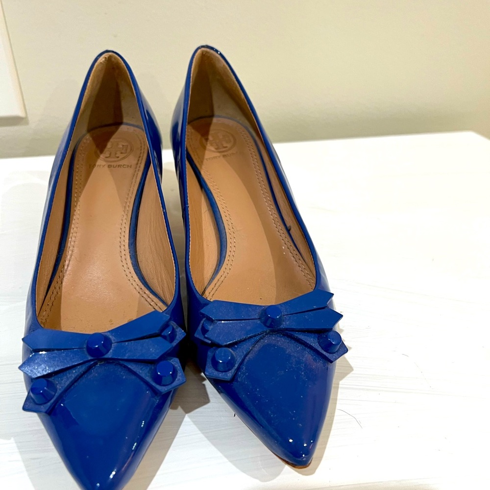 Blue patent Tory Burch bow pumps with wood and acrylic heel